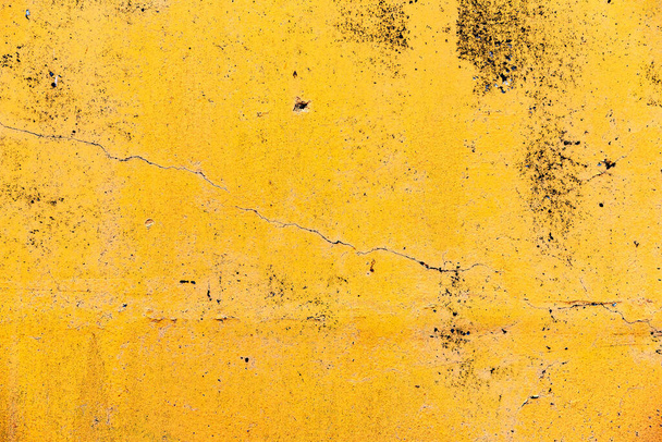 Alte rissige, gelb oder orange gestrichene Wand - Foto, Bild