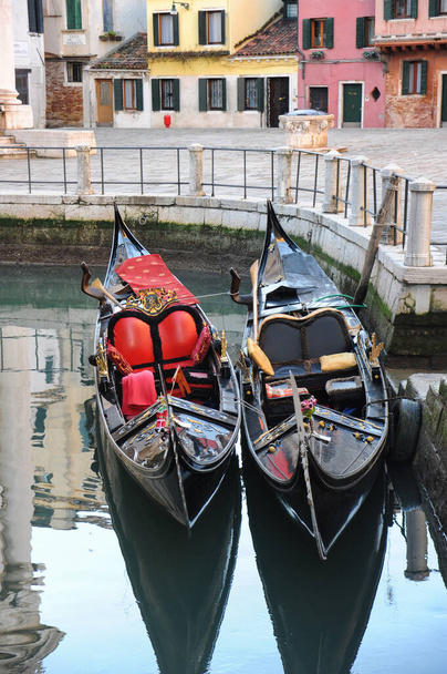 δύο κενές και μοναχικές γόνδολες που περιμένουν τους τουρίστες στη Βενετία, Ιταλία - Φωτογραφία, εικόνα