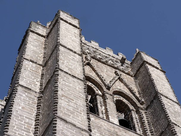 Edificio histórico de la catedral medieval. Religión
 - Foto, Imagen