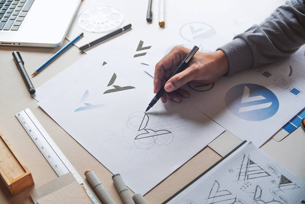 Proces rozwoju grafiki rysunek szkic projekt twórczy Pomysły projekt Logo produkt znak towarowy marka grafika. Studio graficzne Concept. - Zdjęcie, obraz