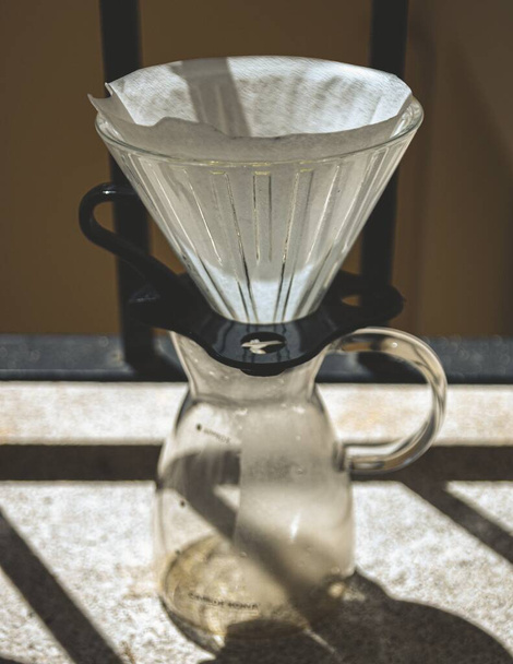 A vertical shot of an empty Chemex coffeemaker - Foto, afbeelding