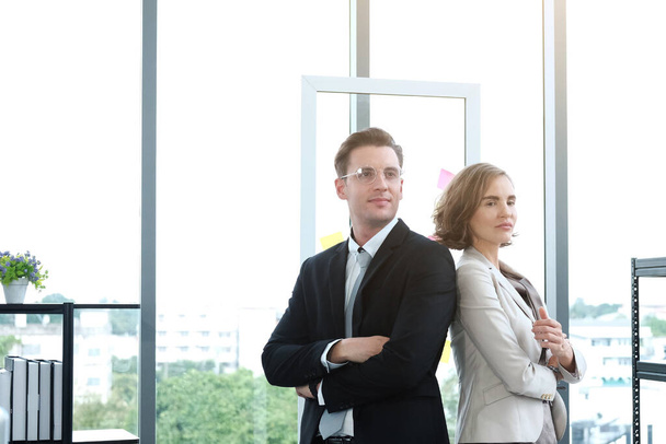 Portrait pour un homme d'affaires et une femme d'affaires prospères se réunissant pour un partenariat dans un bureau moderne  - Photo, image