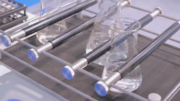 Orbitalschüttler zum Mischen, Schütteln, Mischen biologischer Proben in Glasflaschen - Filmmaterial, Video