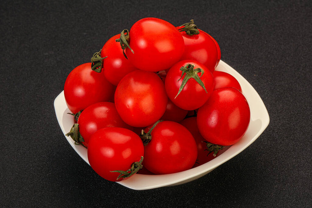 Tomate cereja vermelho suculento maduro na tigela - Foto, Imagem