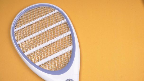 Electric hyttynen tappaja tennismaila muoto tyyliin. Ladattava hyttyslätkä lepakko eristetty. - Valokuva, kuva