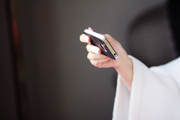 Žena ruka drží mobilní telefon v obchodní koncepce - Fotografie, Obrázek