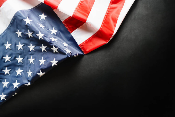 Amerikanische Flagge auf schwarzem Hintergrund, Nahaufnahme mit Sternen und Streifen - Foto, Bild
