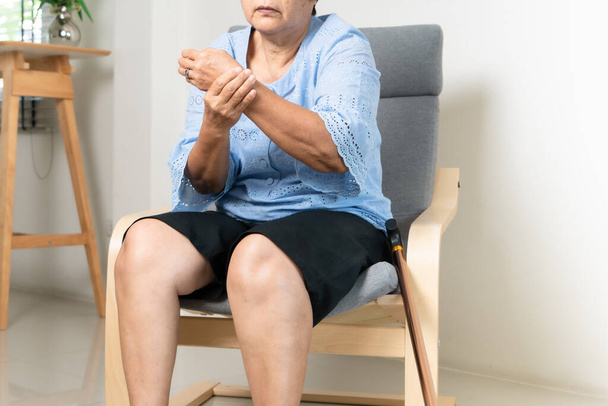 боль в запястье пожилой женщины, проблемы со здоровьем пожилых людей - Фото, изображение