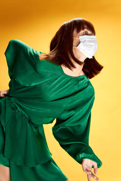 Mujer en vestido de moda posando en el virus máscara médica covid-19 - Foto, Imagen