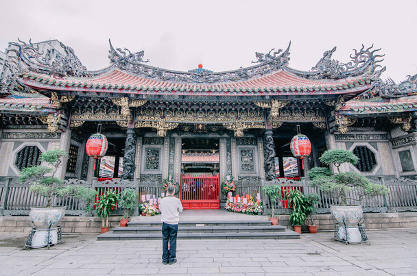 TAIPEI, TAIWAN - MÁJUS 14, 2019, Az emberek imádkoznak Longshan buddhista templom Taipei város, Tajvan, A mérföldkő templom nyúlik vissza 1738. - Fotó, kép