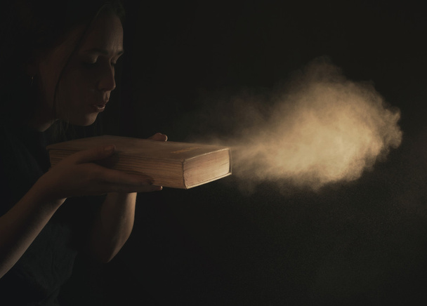 Сдувая пыль с Библии
 - Фото, изображение
