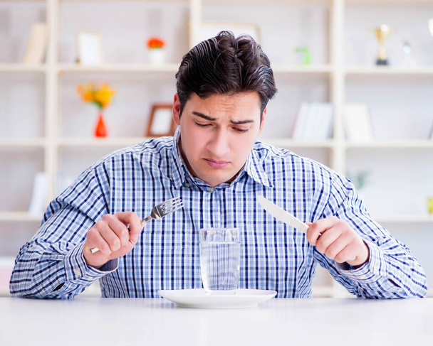 Man op dieet wachtend op eten in restaurant - Foto, afbeelding