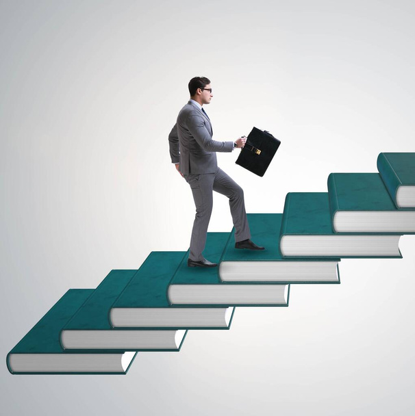 Estudiante de negocios escalando la escalera de los libros de educación - Foto, Imagen