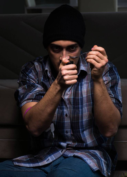 Молодий чоловік в агонії має проблеми з наркотиками
 - Фото, зображення