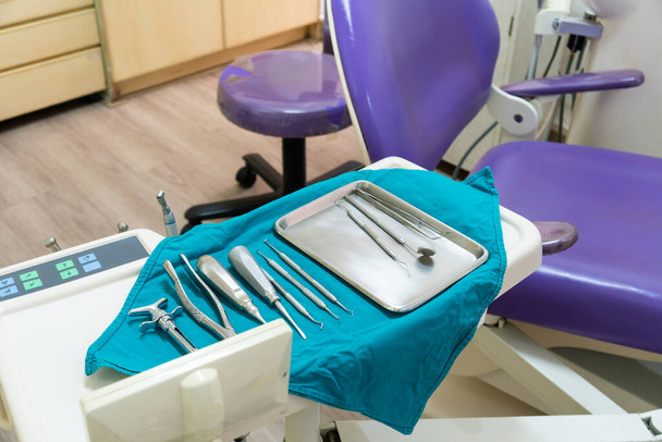 close-up foto van tandheelkundige apparatuur in de tandartsenkliniek. tandheelkunde en gezondheidszorg - Foto, afbeelding