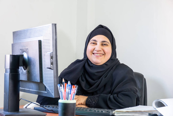 ムスリム女性は職場で幸せを感じ、人生を楽しむ - 写真・画像