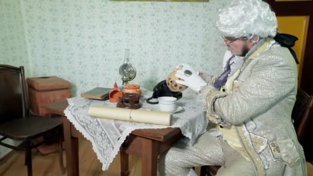 ο άνθρωπος από την εποχή του Διαφωτισμού ρίχνει τον εαυτό του ένα φλιτζάνι τσάι - Πλάνα, βίντεο