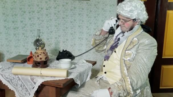ember a középkori ruhákba öltözött beszél a telefonon - Felvétel, videó