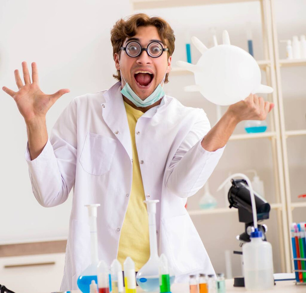 Zabawny szalony chemik robi eksperymenty i testy - Zdjęcie, obraz