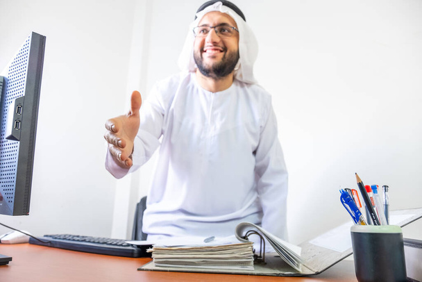 Arabe musulman gestionnaire debout pour weclome son invité - Photo, image
