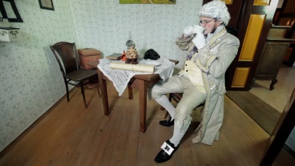 Δήμαρχος ντυμένοι με ρούχα medival dinking τσάι - Πλάνα, βίντεο