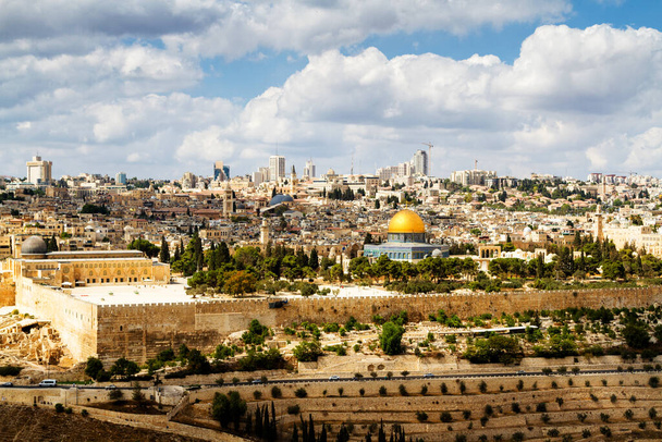 Kilátás Jeruzsálemre és a Sziklakupolára az Olajfák hegyéről, Izrael, Közel-Kelet - Fotó, kép