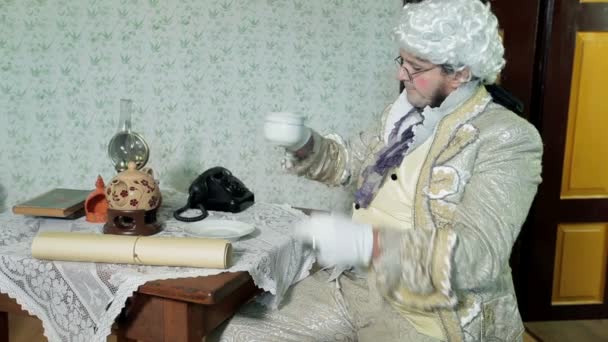 Alcalde vestido con ropa medival sorbe un poco de té
 - Metraje, vídeo