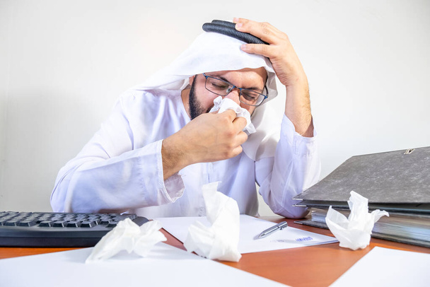 Arab muszlim férfi hányinger a munkahelyen - Fotó, kép