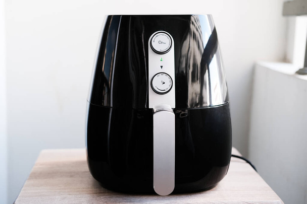 La friggitrice è un elettrodomestico da cucina per cuochi ad aria calda - Foto, immagini