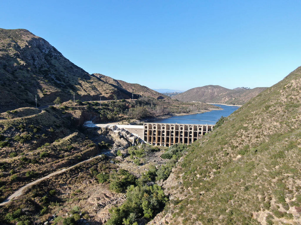 Uitzicht op de Lake Hodges Dam omringd door Bernardo Mountain, San Diego County, Californië - Foto, afbeelding
