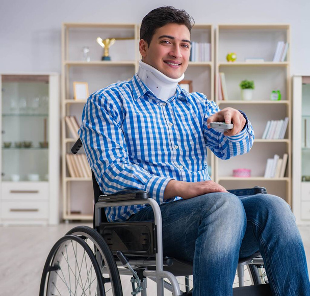 Mladý muž trpí zranění na invalidním vozíku doma - Fotografie, Obrázek