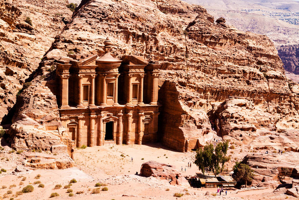 La splendida vista di Ad Deir, il Monastero di Petra, Giordania in una giornata di cielo blu pulito. - Foto, immagini