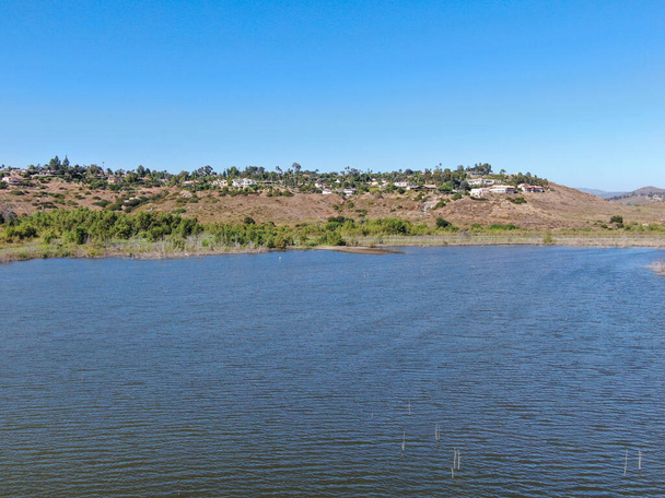 Widok z lotu ptaka na jezioro Hodges i Bernardo Mountain, San Diego County, Kalifornia - Zdjęcie, obraz