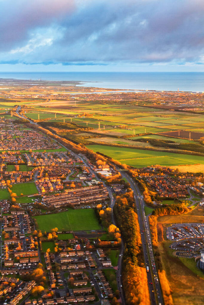 Widok z samolotu lądującego w Newcastle upon Tyne, Northumberland, Wielka Brytania - Zdjęcie, obraz