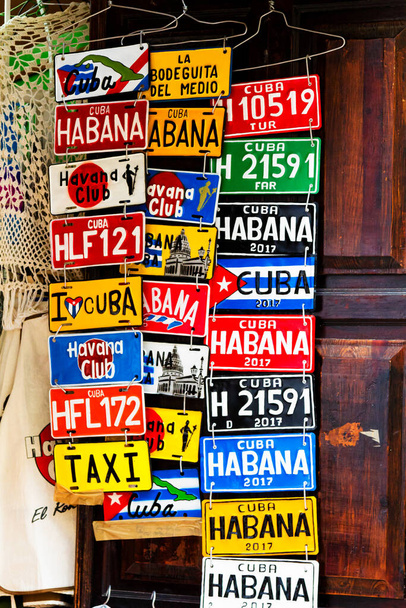 HAVANA, CUBA - marraskuu 17, 2017: Värikäs matkamuisto rekisterikilvet näytöllä. Ne ovat suosittuja kohteita myytävänä matkamuistoja ja voi ostaa monissa myymälöissä tai markkinoilla Havannassa, Trinidad. - Valokuva, kuva