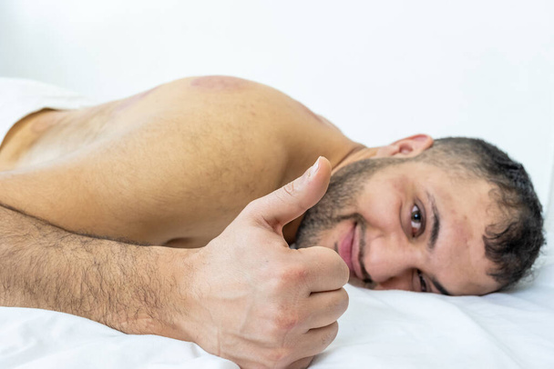 Árabe muçulmano sentimento relaxar depois de cutucar suas costas - Foto, Imagem