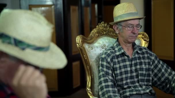 Dos ancianos con sombreros en la lectura en el ambiente medieval
 - Metraje, vídeo