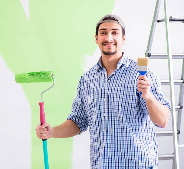 Jonge schilder doet renovatie thuis - Foto, afbeelding