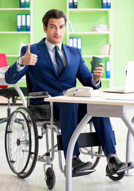 Disabled businessman working in the office - Fotografie, Obrázek