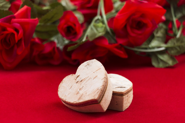 zwei Herzen mit Rosen im Hintergrund - Foto, Bild