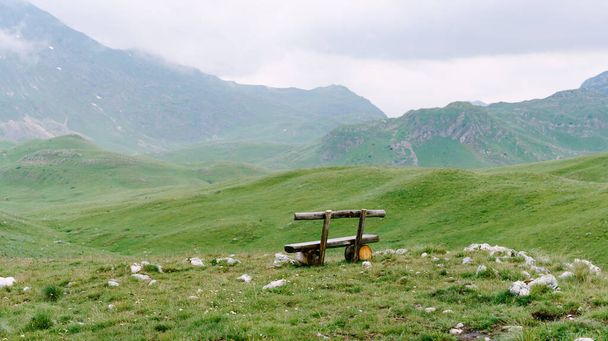 ドゥルモーター国立公園セドロ峠のモンテネグロの山の中にある木製のベンチ. - 写真・画像