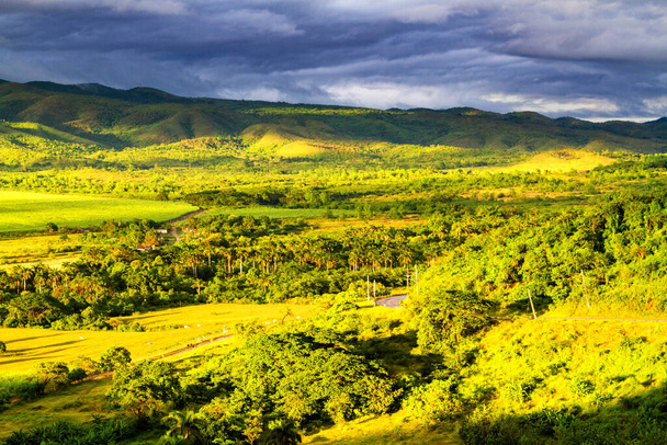 Valle de los Ingenios (Vale usinas de açúcar) em Cuba, um destino turístico famoso e uma grande área de cultivo de cana-de-açúcar. Trinidad
 - Foto, Imagem