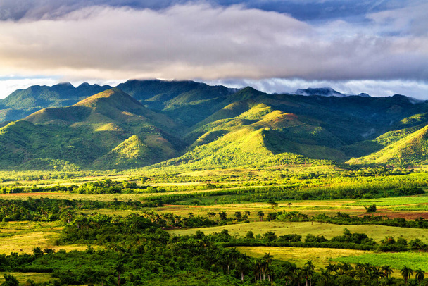 Valle de los Ingenios (Dolina cukrowni) na Kubie, słynnej miejscowości turystycznej i dużej powierzchni uprawy trzciny cukrowej. Trynidad - Zdjęcie, obraz