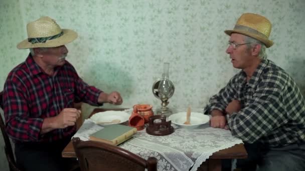 Bauern mit Hüten reden am Tisch - Filmmaterial, Video