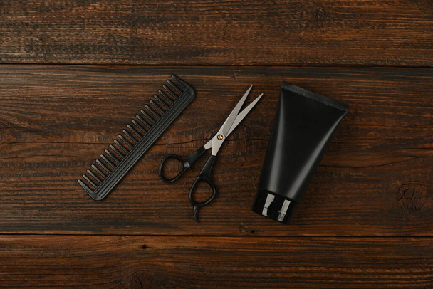 Close up flat lay of men grooming tools and accessories on barber shop wooden desk, elevated top view, directly above - Foto, Imagen
