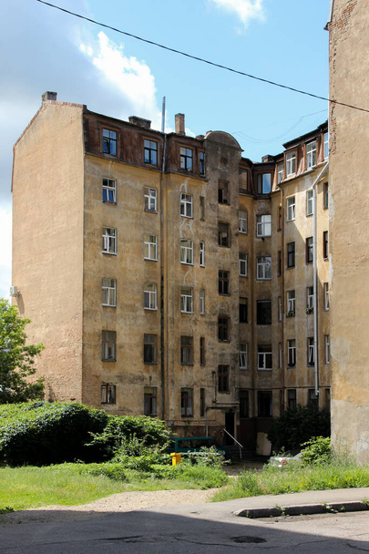 ロシアの建築遺産を持つラトビアのゲットー。郊外にある多階建ての家. - 写真・画像