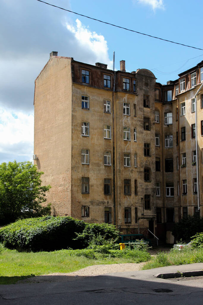 Gueto letón con legado arquitectónico ruso. Casa de varios pisos en el suburbio
. - Foto, Imagen
