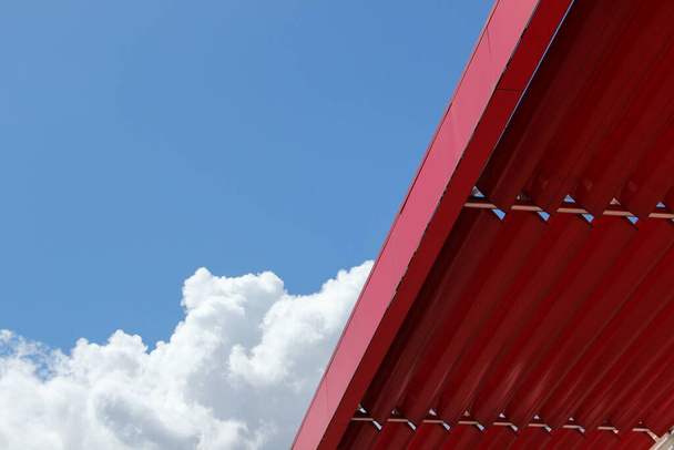 Koristeellinen punainen teräsrakenne. Metallirunko rakennuksen katolla. - Valokuva, kuva