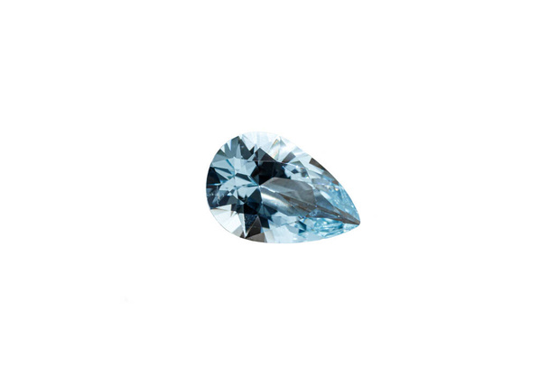 macro pedra mineral facetado aquamarine em um fundo branco close-up - Foto, Imagem