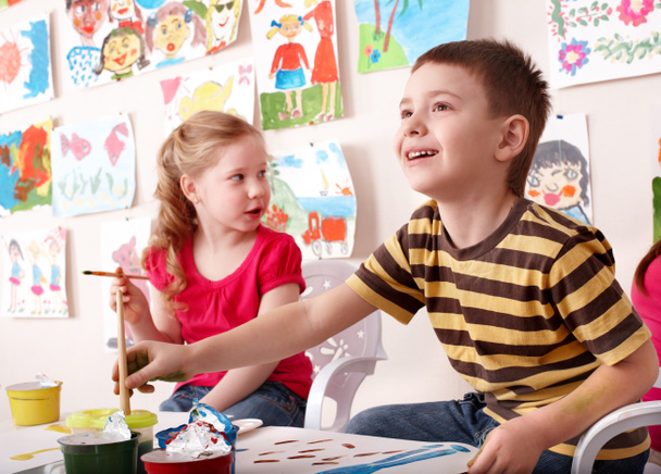 Kinder malen im Kunstunterricht. - Foto, Bild